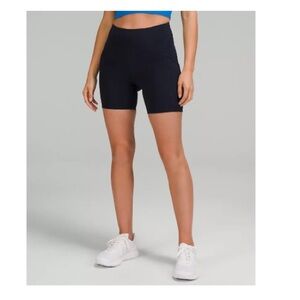Lululemon Power Thru shorts with pockets and 6in inseam, size 8 in navy color